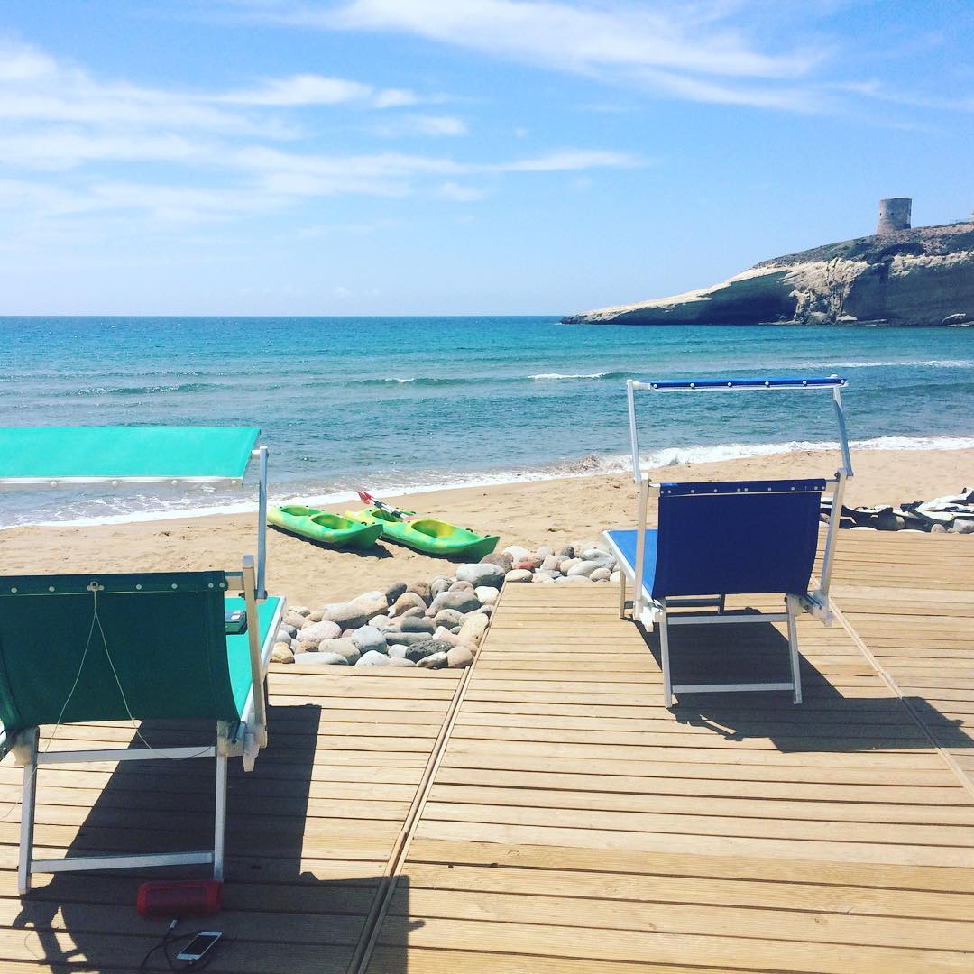 Spiaggia di Santa Caterina con la Torre di Pittinuri